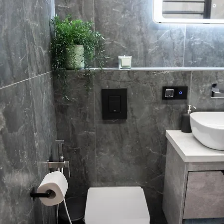 Sunlit Loft- Prime Views *